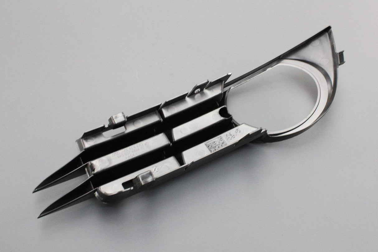 Audi A3 8P 2004-2008 front bumper fog light grille (right) 8P3807682A