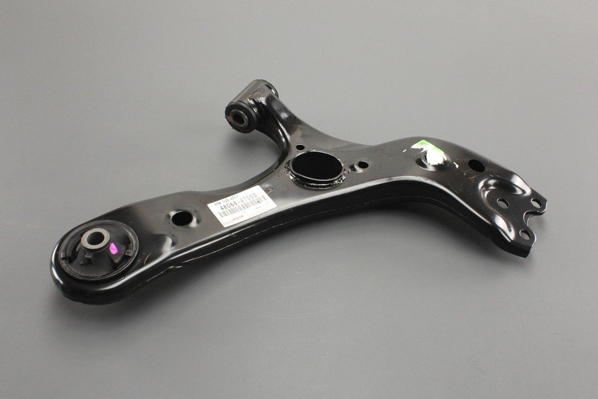 Toyota Prius 09-16 Lexus lower control arm (front right) 48068-47050