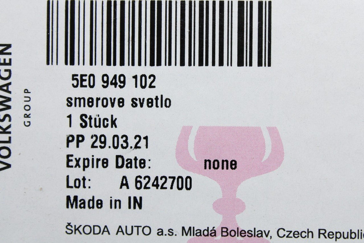 Skoda Octavia 2013 - right wing mirror turn signal indicator 5E0949102
