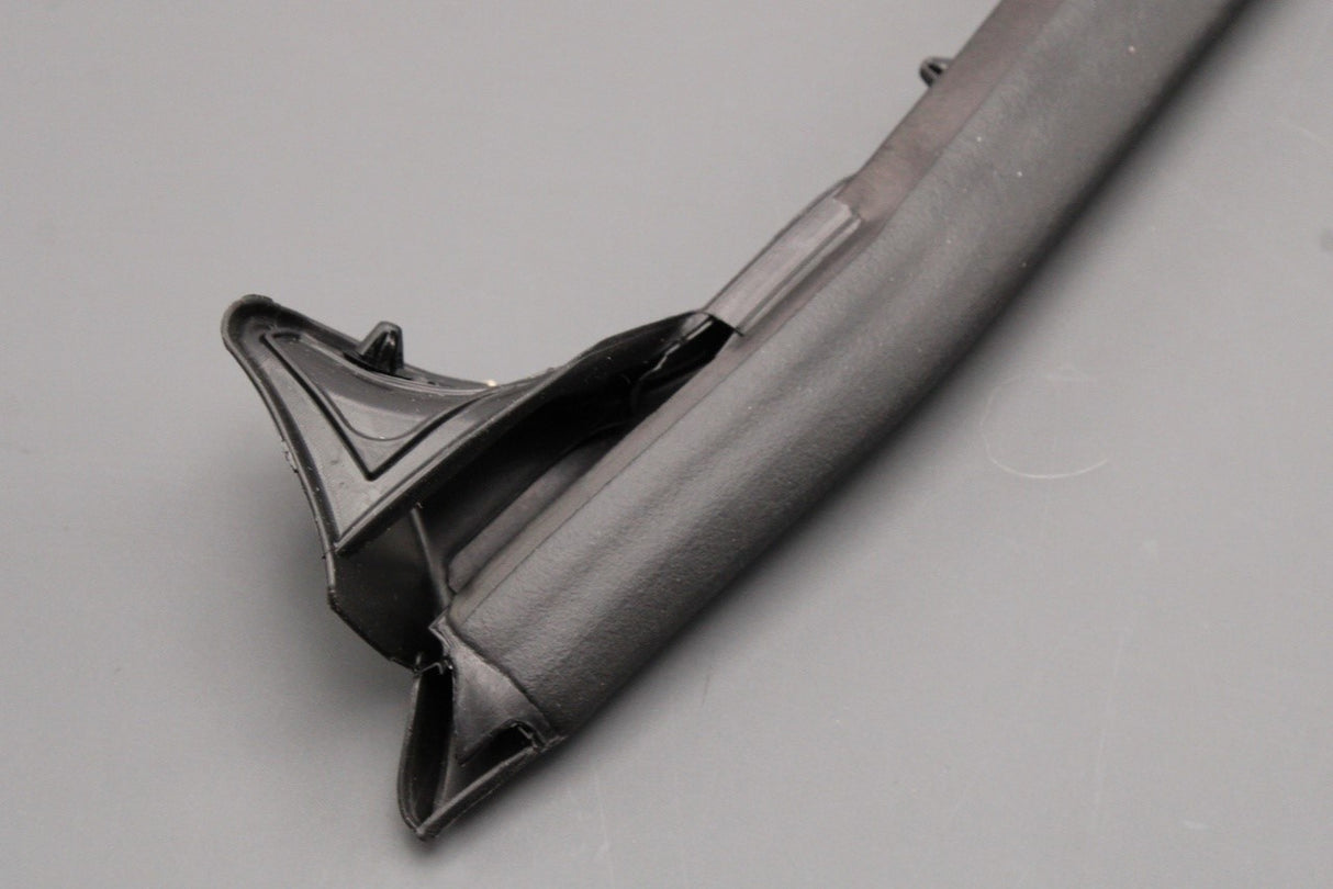 VW Golf MK7 13-16 MK7.5 17-20 front outer door seal (right) 5G4837652B