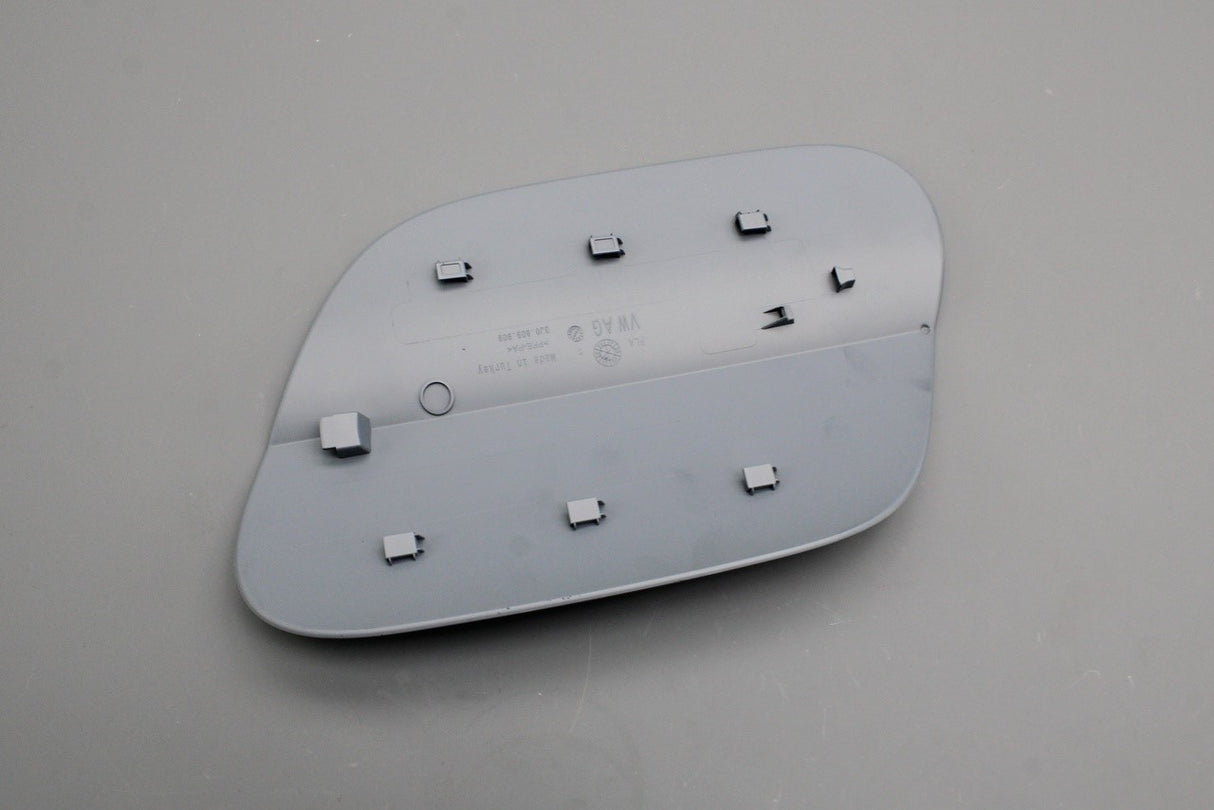VW Passat B9 Skoda Superb fuel filler flap cover (primed) 3J0809909 GRU