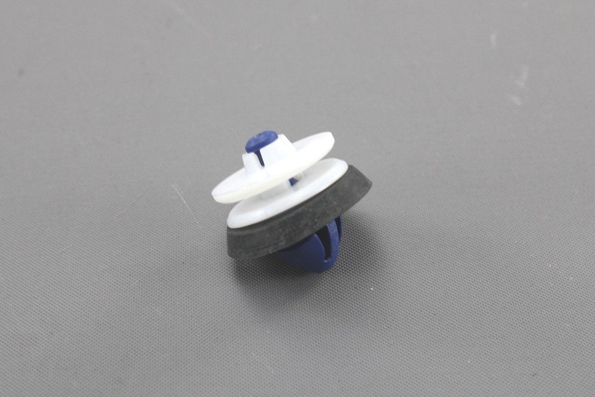 Audi A3 S3 RS3 8P 2004-13 door card panel trim clip (x1) 8P0868243A