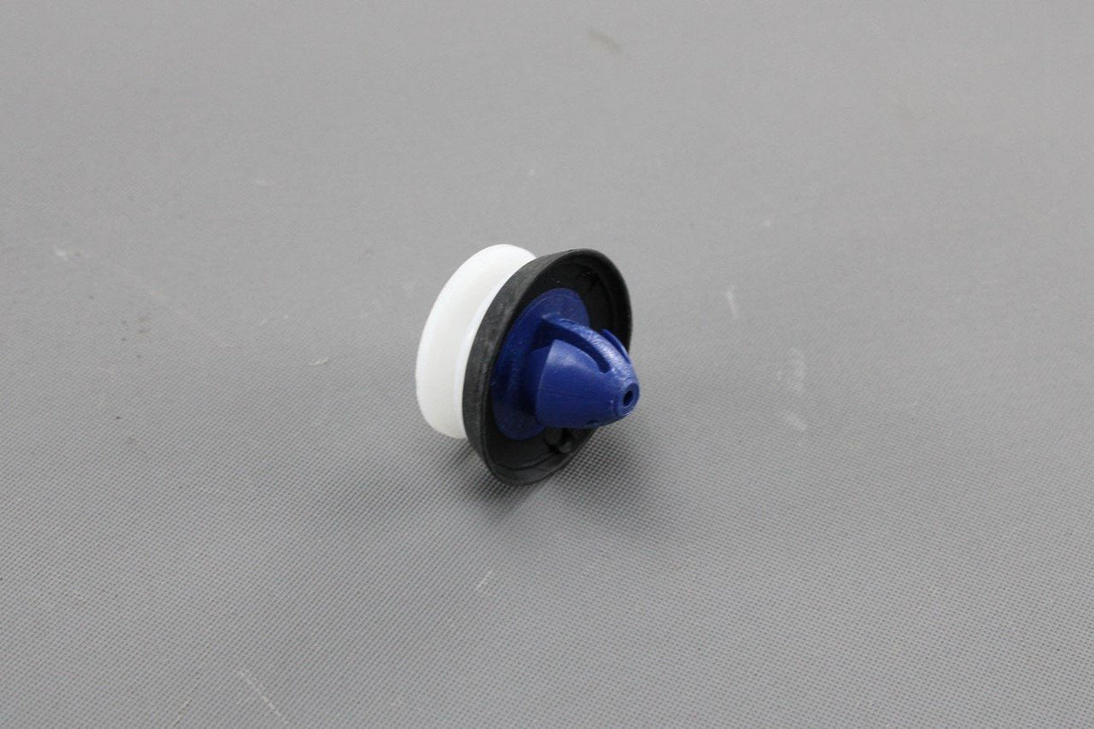 Audi A3 S3 RS3 8P 2004-13 door card panel trim clip (x1) 8P0868243A