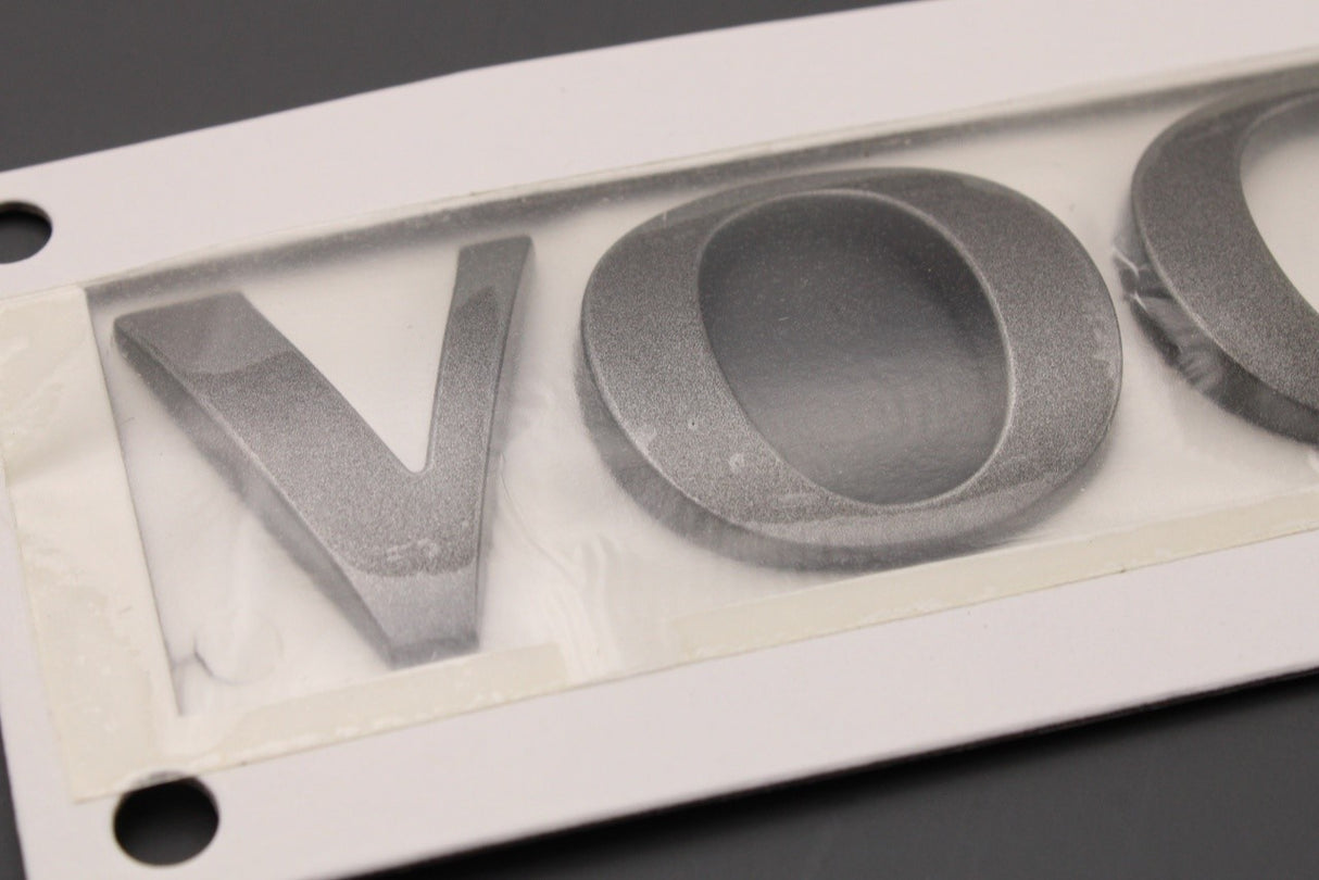 Range Rover 2002-09 'VOGUE' badge emblem (brunel metallic) DAM500031LQV