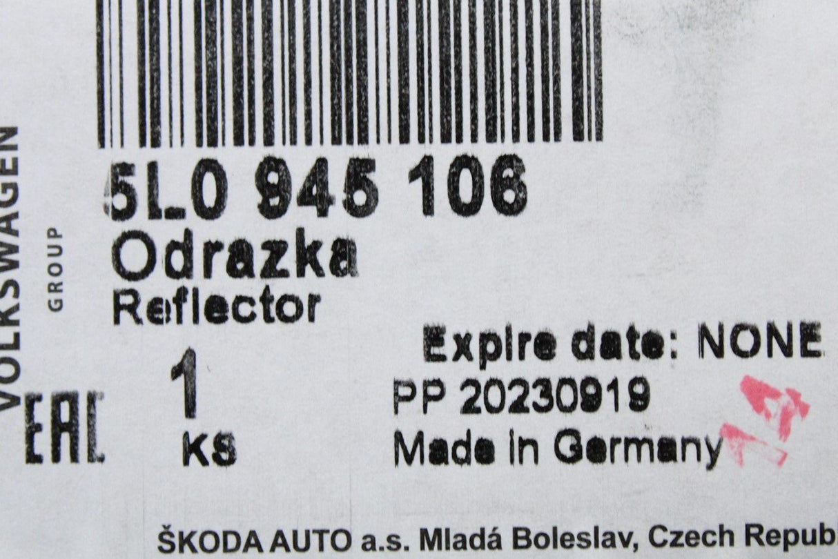 Skoda Yeti 2010-13 rear bumper reflector lens (right) 5L0945106