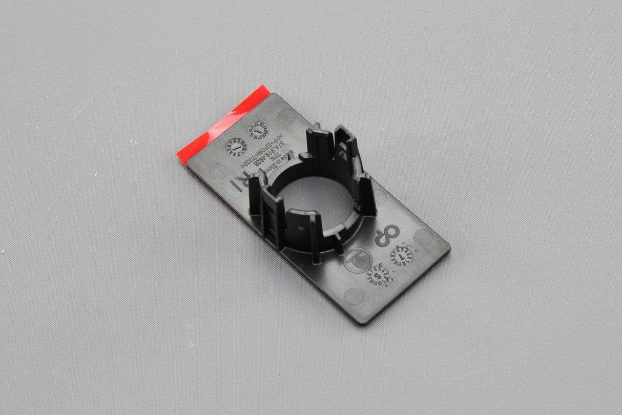Skoda Karoq 2018 - rear right inner parking sensor bracket 57A919486B