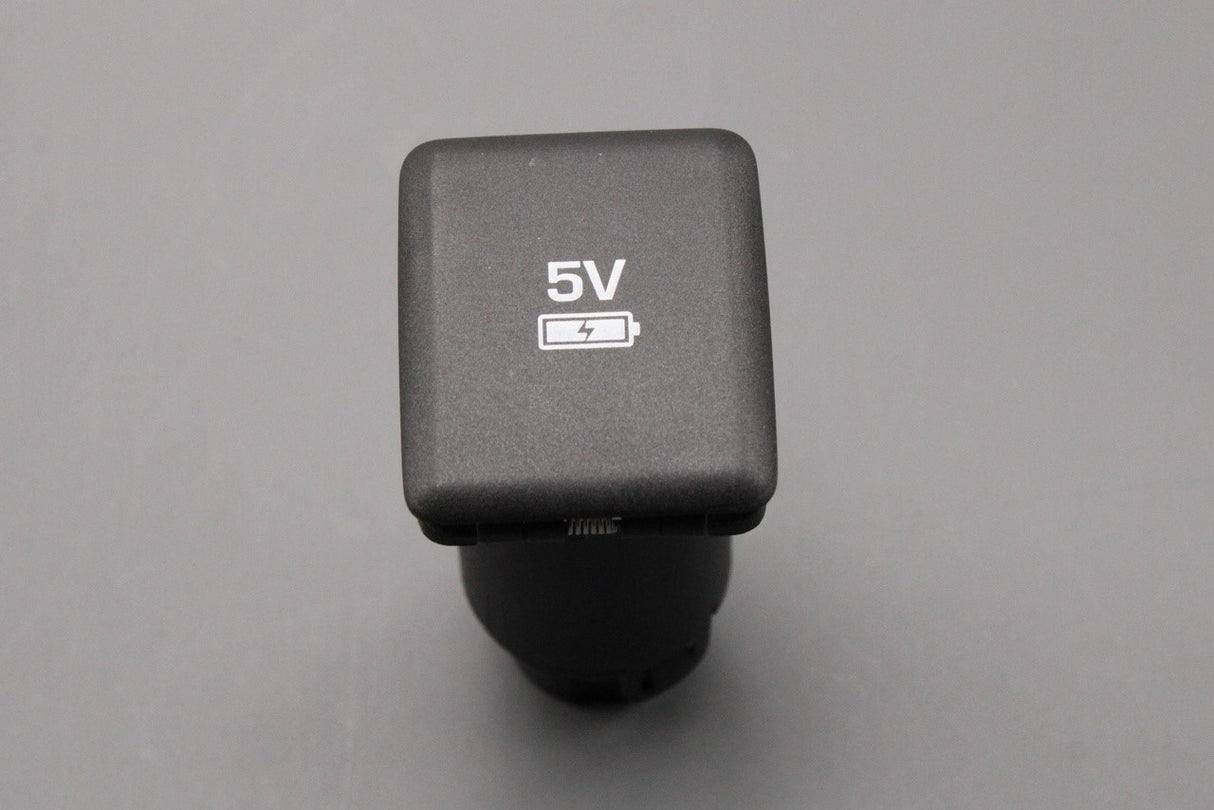 Range Rover Sport Evoque Velar 2013-on 5V USB socket LR107234