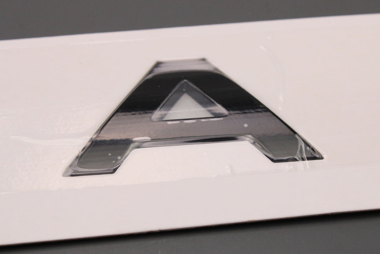 Range Rover Evoque 2012-2018 'RANGE' bonnet badge emblem LR094559
