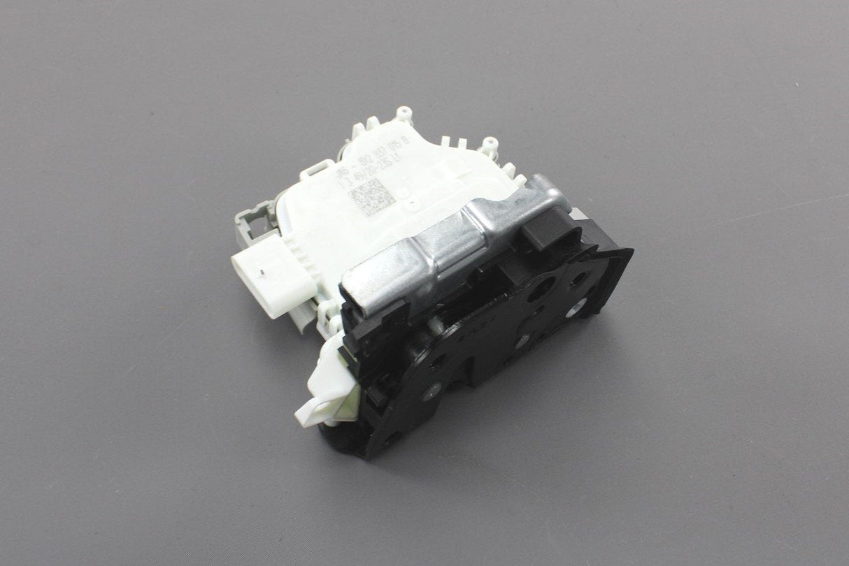 Audi A1 A3 A4 Q2 Q5 R8 front door lock module (left) 8X2837015B
