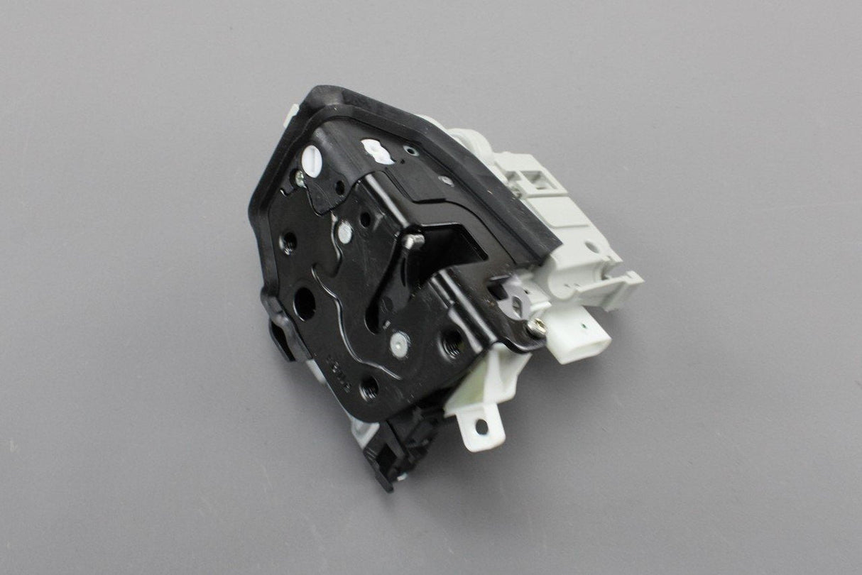 Audi A1 A3 A4 Q2 Q5 R8 front door lock module (left) 8X2837015B