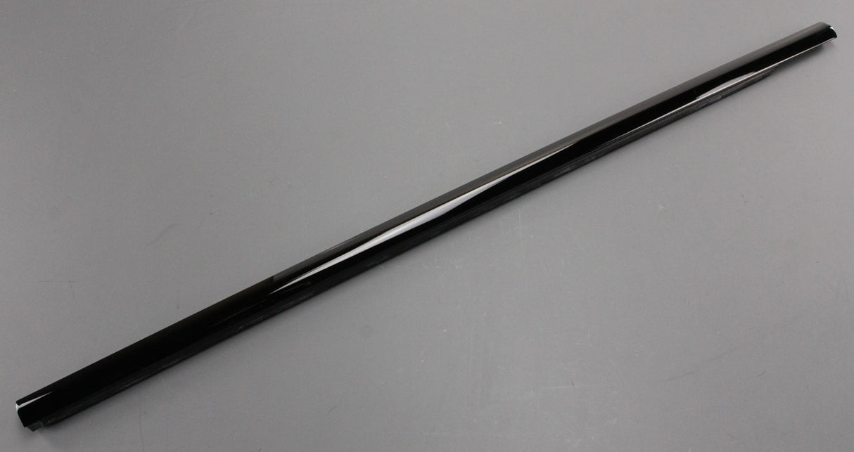 Range Rover Evoque 12-18 front window aperture moulding (right) LR080274