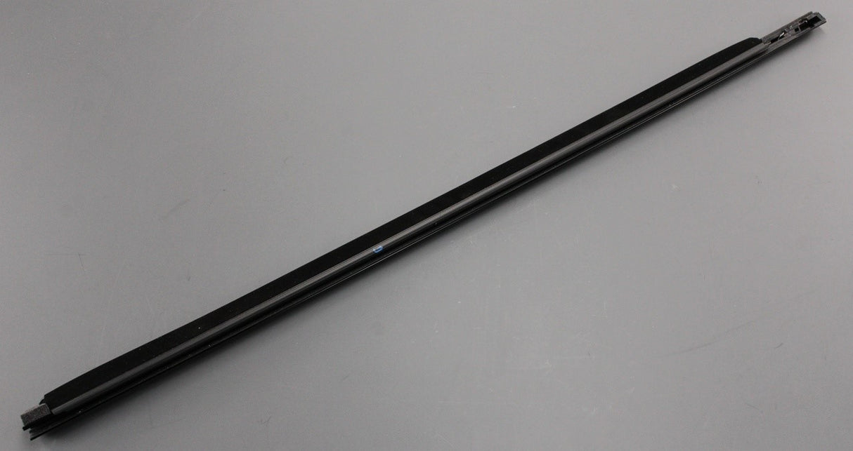 Range Rover Evoque 12-18 front window aperture moulding (right) LR080274