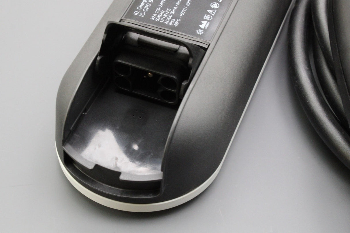 Volkswagen accessory ID. basic travel charger (7.2KW / 32A) 000054412AJ