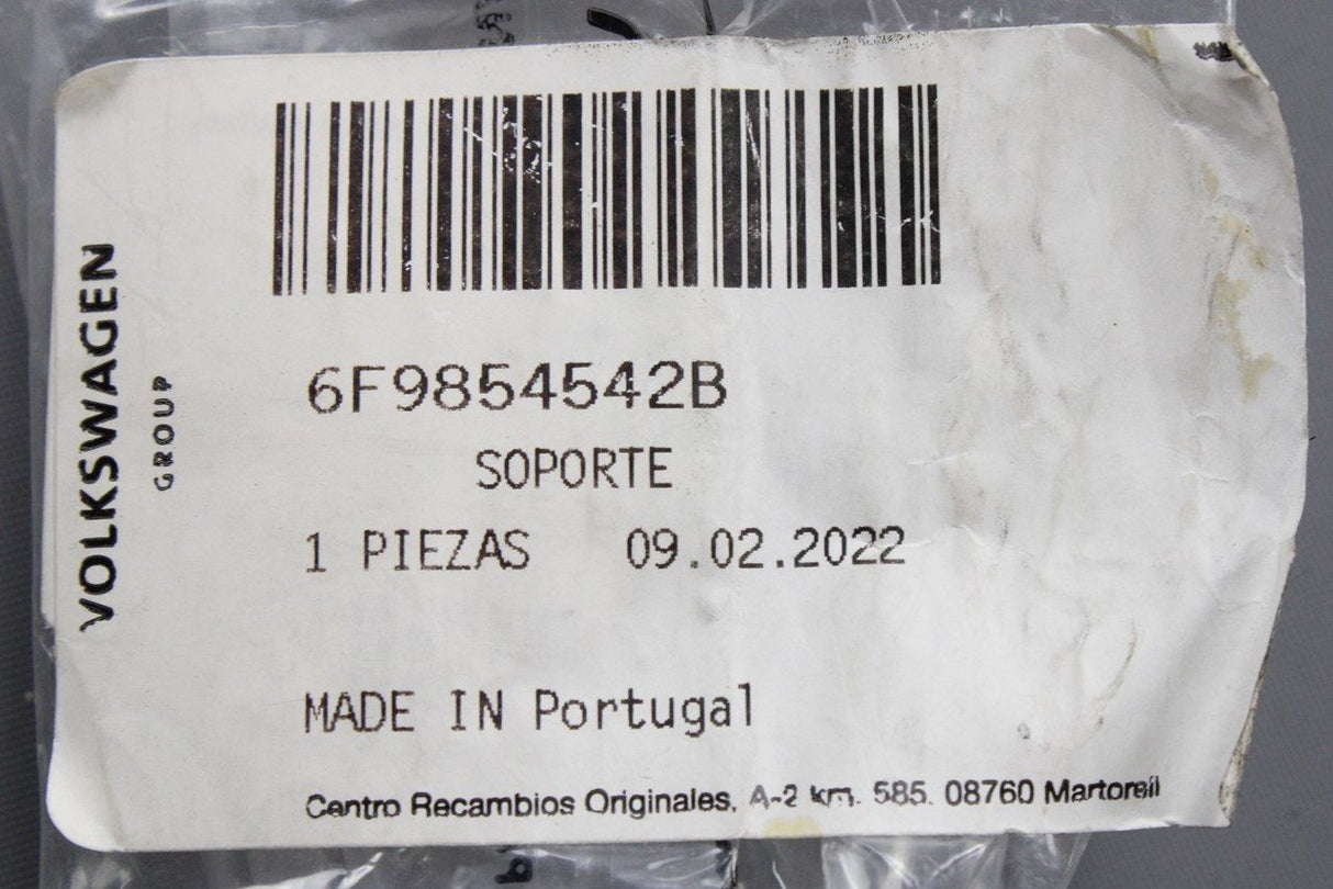 SEAT Arona 2018-on retainer for windscreen trim seal (right) 6F9854542B