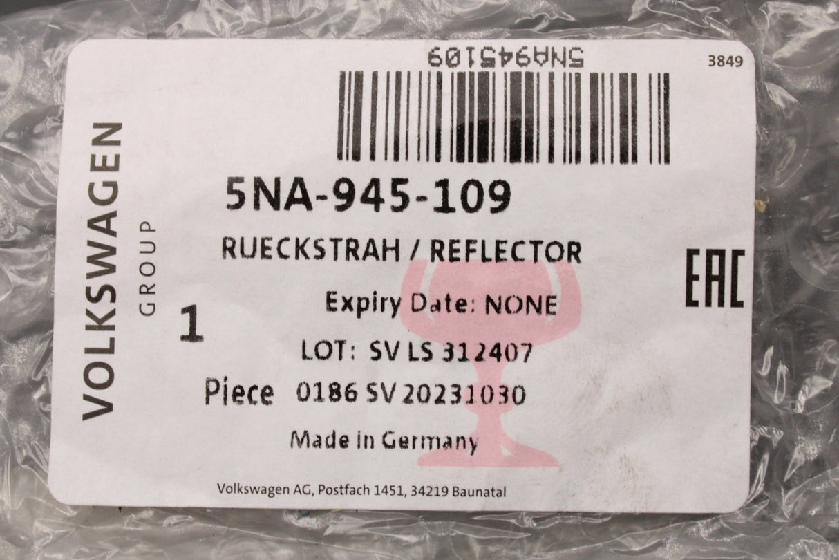 VW Tiguan R-Line 2020-24 rear bumper reflector (centre) 5NA945109