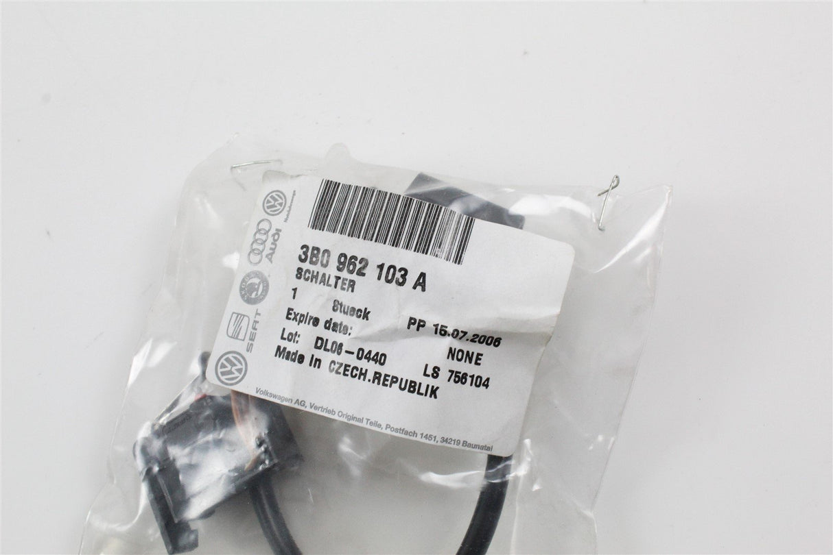 VW Passat B5.1 2001-05 Boot lid tailgate microswitch 3B0962103A