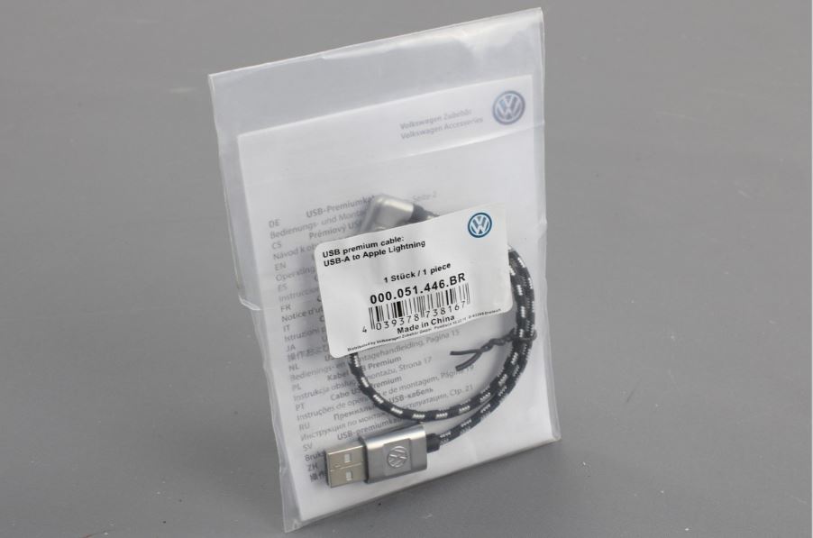 VW USB-A to Apple Lightning media in iPhone cable (30cm) 000051446BR