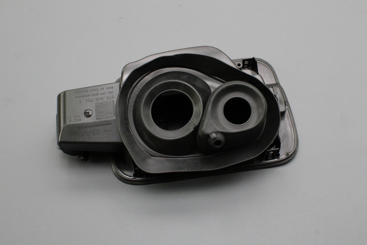 Skoda Karoq SEAT CUPRA Ateca 2016-on fuel filler flap housing 575809702E