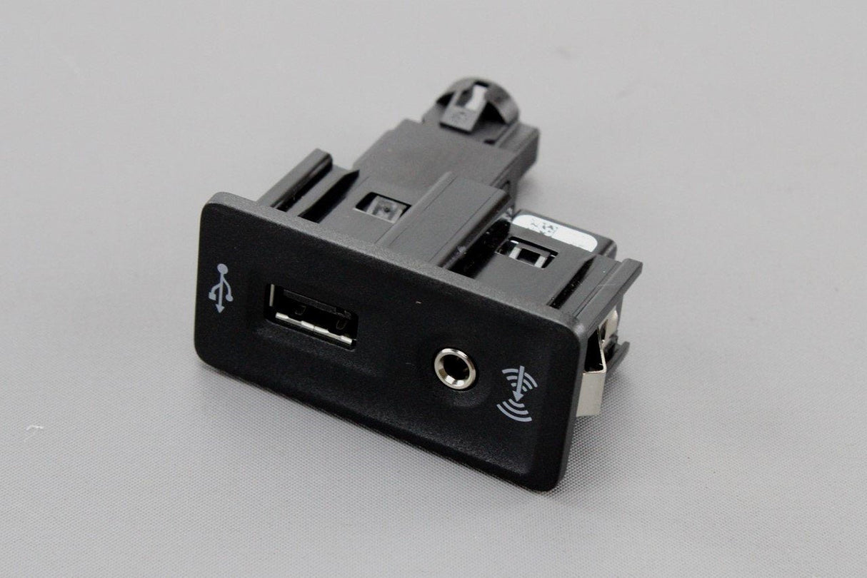 VW Golf MK7 Beetle Passat B8 USB and AUX-IN connector socket 5G0035222H