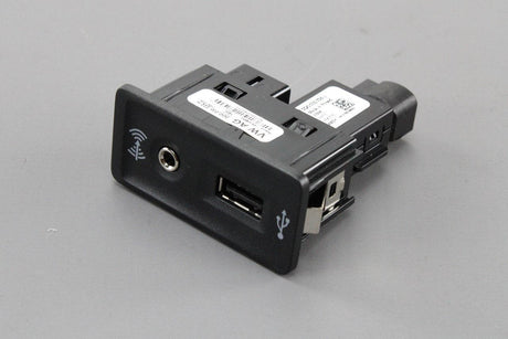 VW Golf MK7 Beetle Passat B8 USB and AUX-IN connector socket 5G0035222H