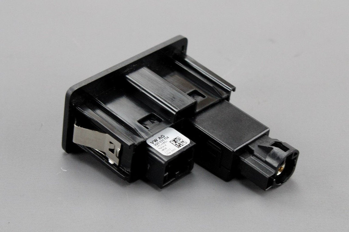 VW Golf MK7 Beetle Passat B8 USB and AUX-IN connector socket 5G0035222H