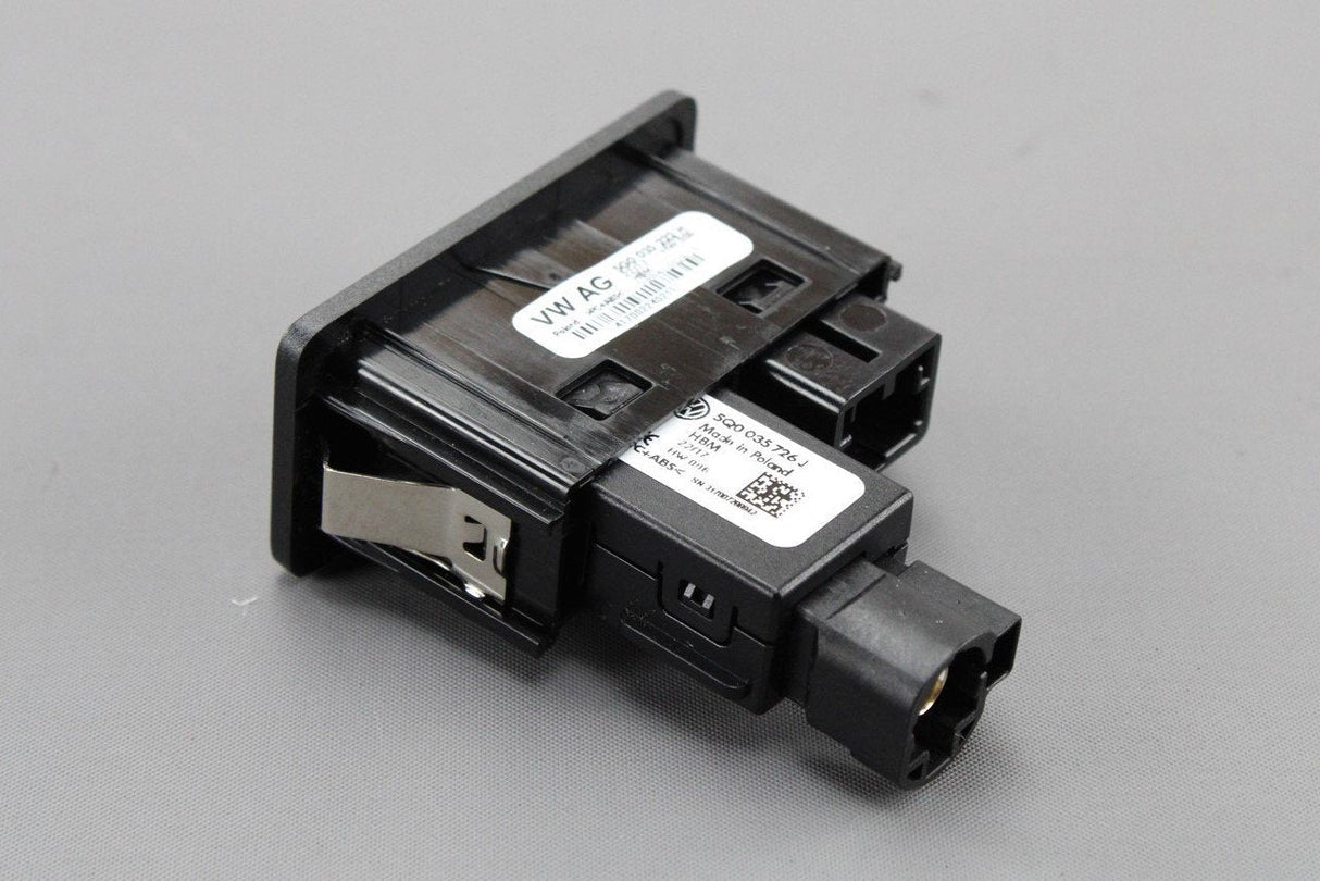 VW Golf MK7 Beetle Passat B8 USB and AUX-IN connector socket 5G0035222H