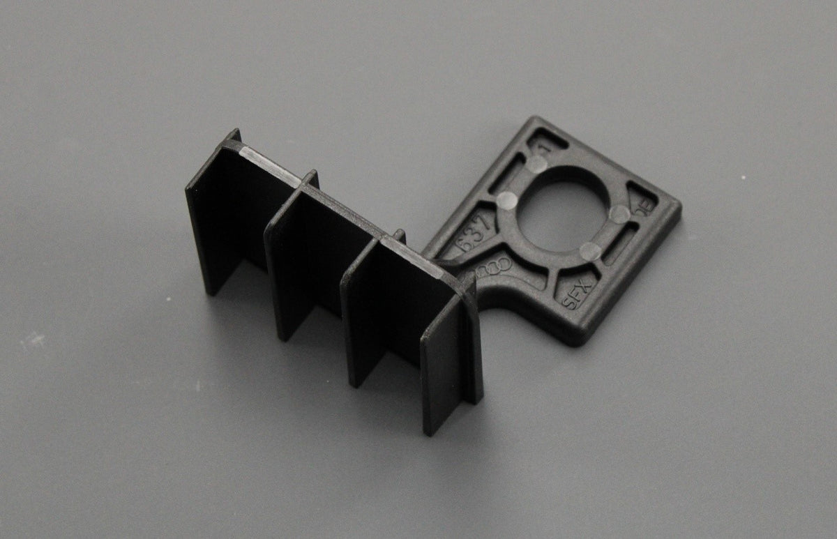 Audi TT TTS TTRS 2007-14 front wing retaining bracket (left) 8J0805637, view 1