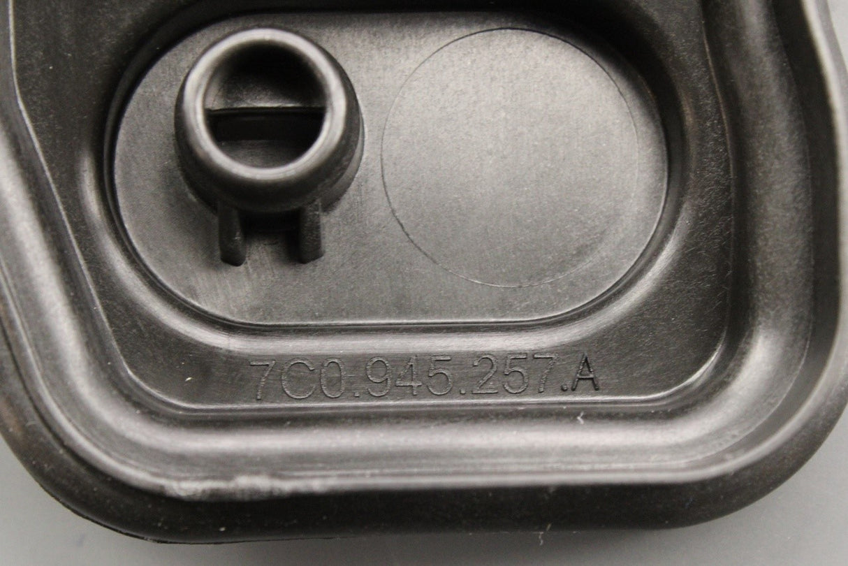 VW Crafter 17-on bulb carrier holder with gasket (rear left) 7C0945257A