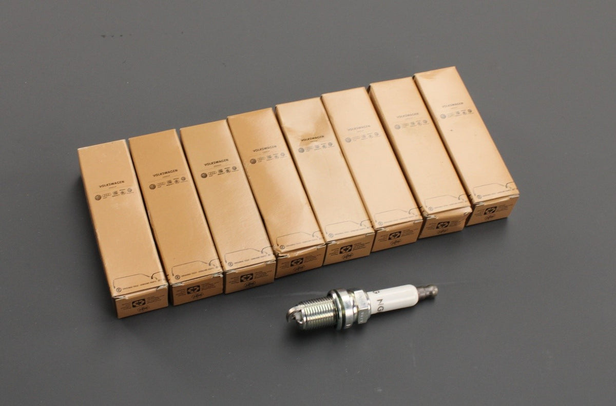 Audi S5 A6 S6 A8 Q7 VW Touareg 4.2 V8 spark plugs (x8) 101905621B, view 1