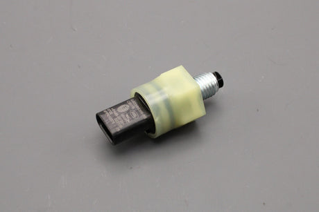 Land Rover Range Rover oil filter pressure switch LR073672