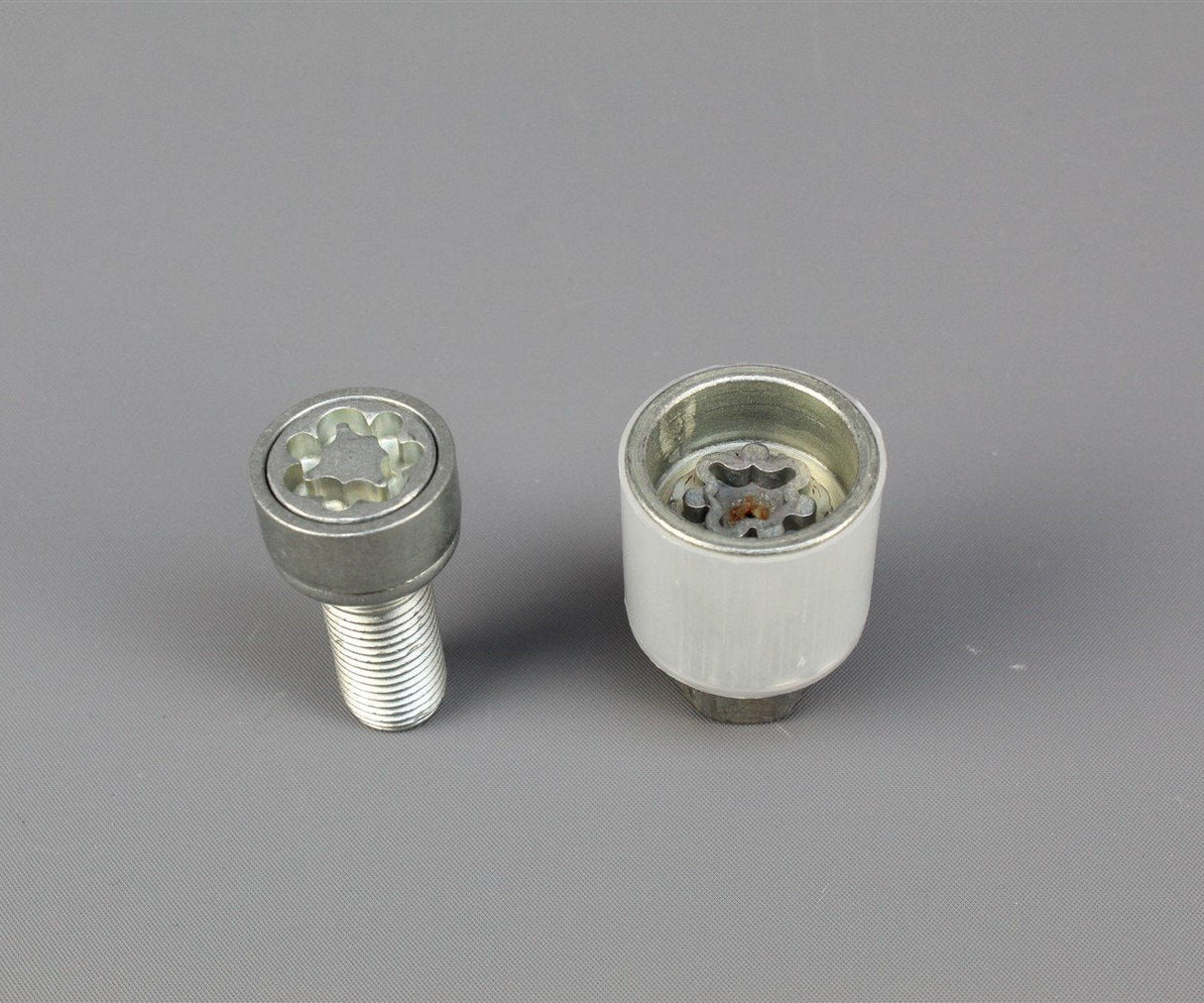 Audi A1 A3 A4 A5 A6 locking wheel nut with key code N 4F0698139C 812