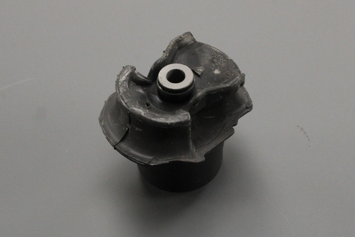 Toyota Corolla 02-08 Prius 03-09 rear axle subframe bush 48725-47010, view 1
