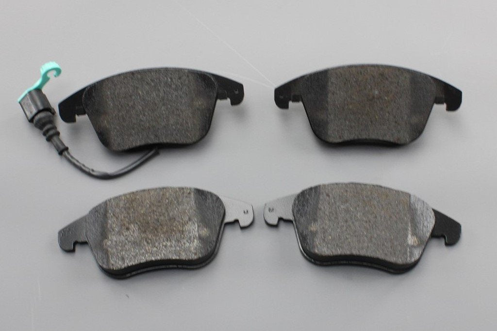 VW Tiguan Audi Q3 front disc brake pads with wear indicator 5N0698151