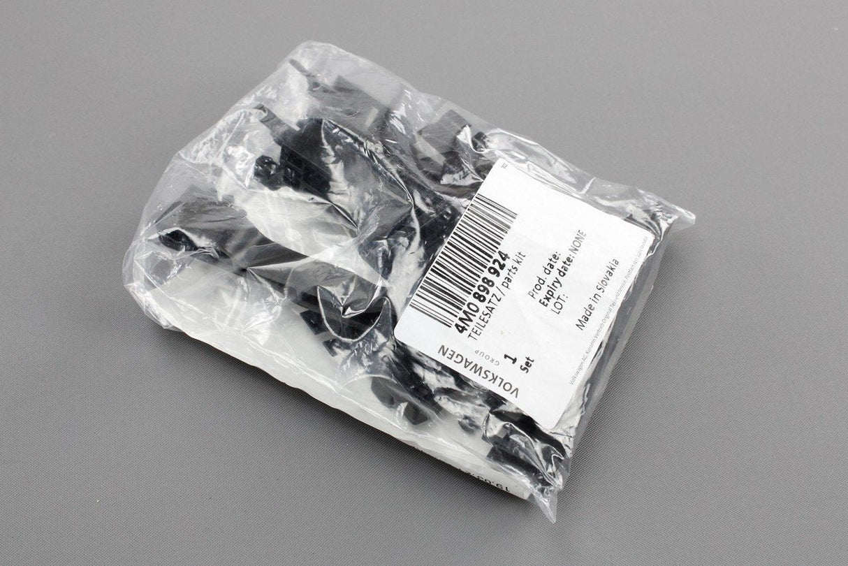 Audi Q7 SQ7 2016-on panoramic sunroof roller blind fixing kit 4M0898924