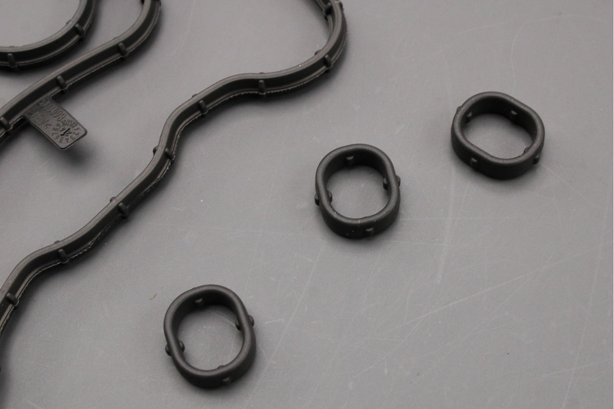 Land Rover & Range Rover 4.4L V8 rocker cover gasket (right) LR158770