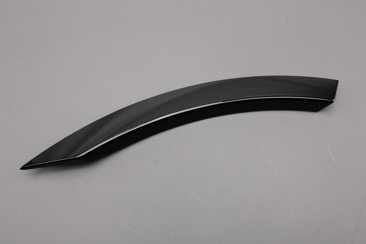 Land Rover Discovery 5 L462 17-on wheel arch trim (rear right) LR117001, view 1