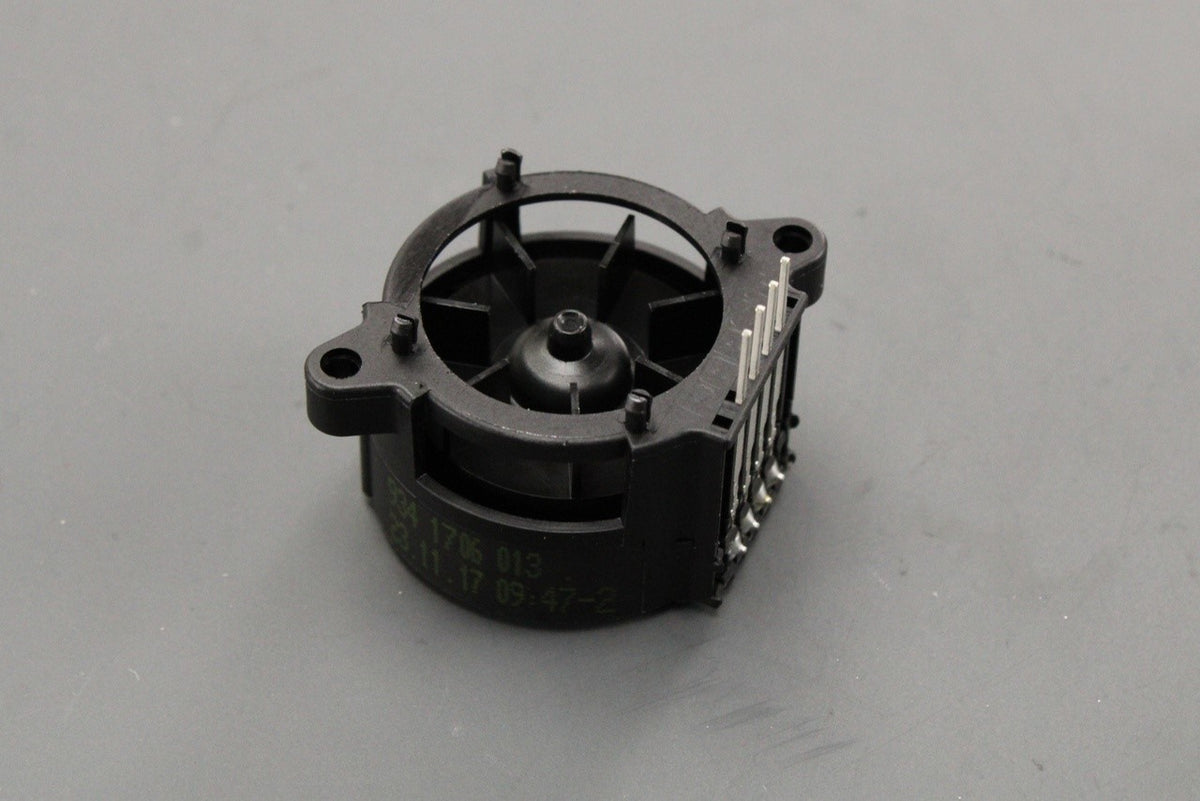 Audi A1 A3 A4 A5 Q3 Q5 TT RS3 04-2018 climate control unit fan 8P0959101, view 1