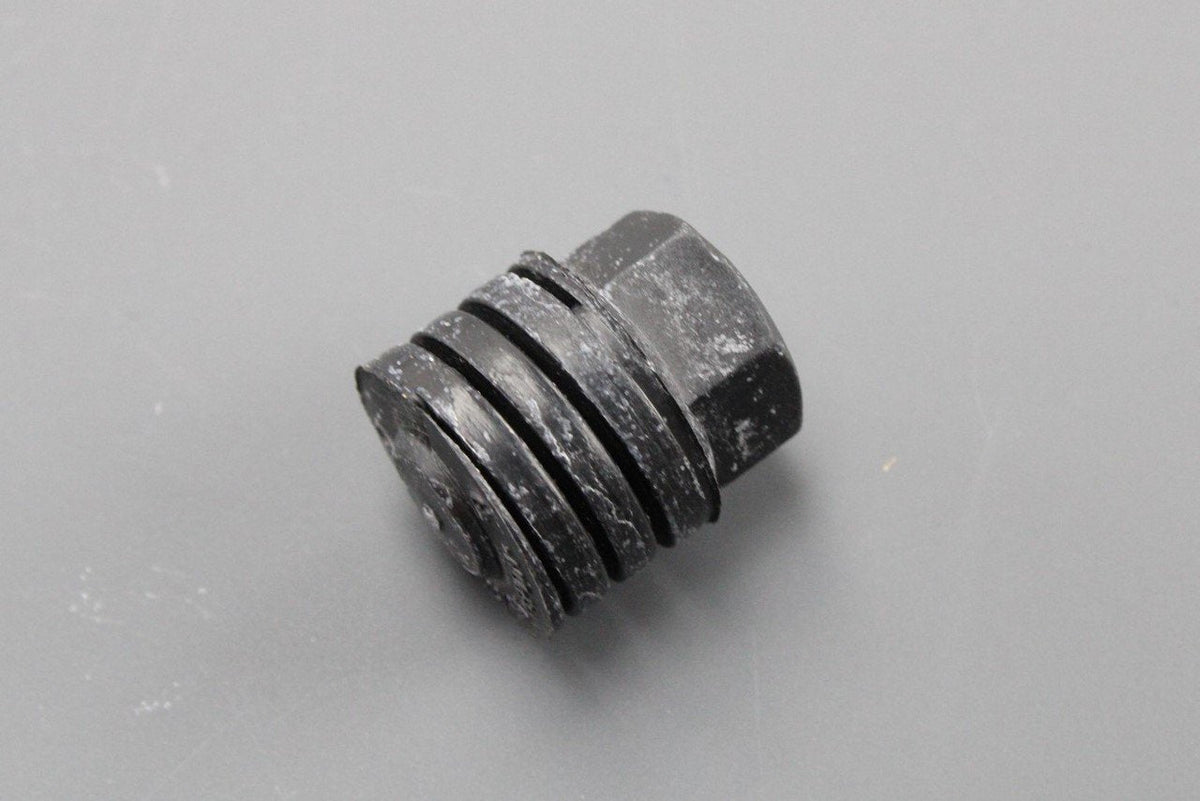 Audi A1 A3 A4 A5 RS3 RS4 RS5 SEAT Exeo bonnet stop buffer 8D0823481, view 1