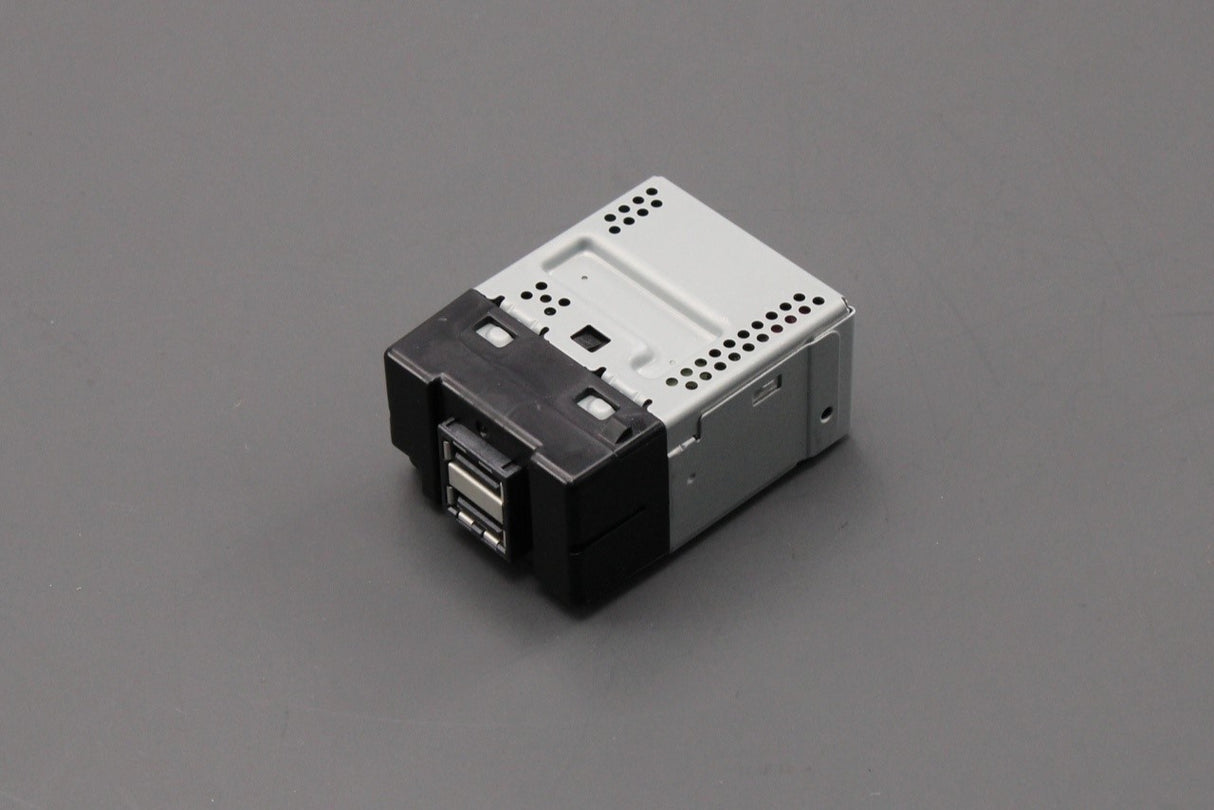 Volvo dual USB port socket interface 31407038