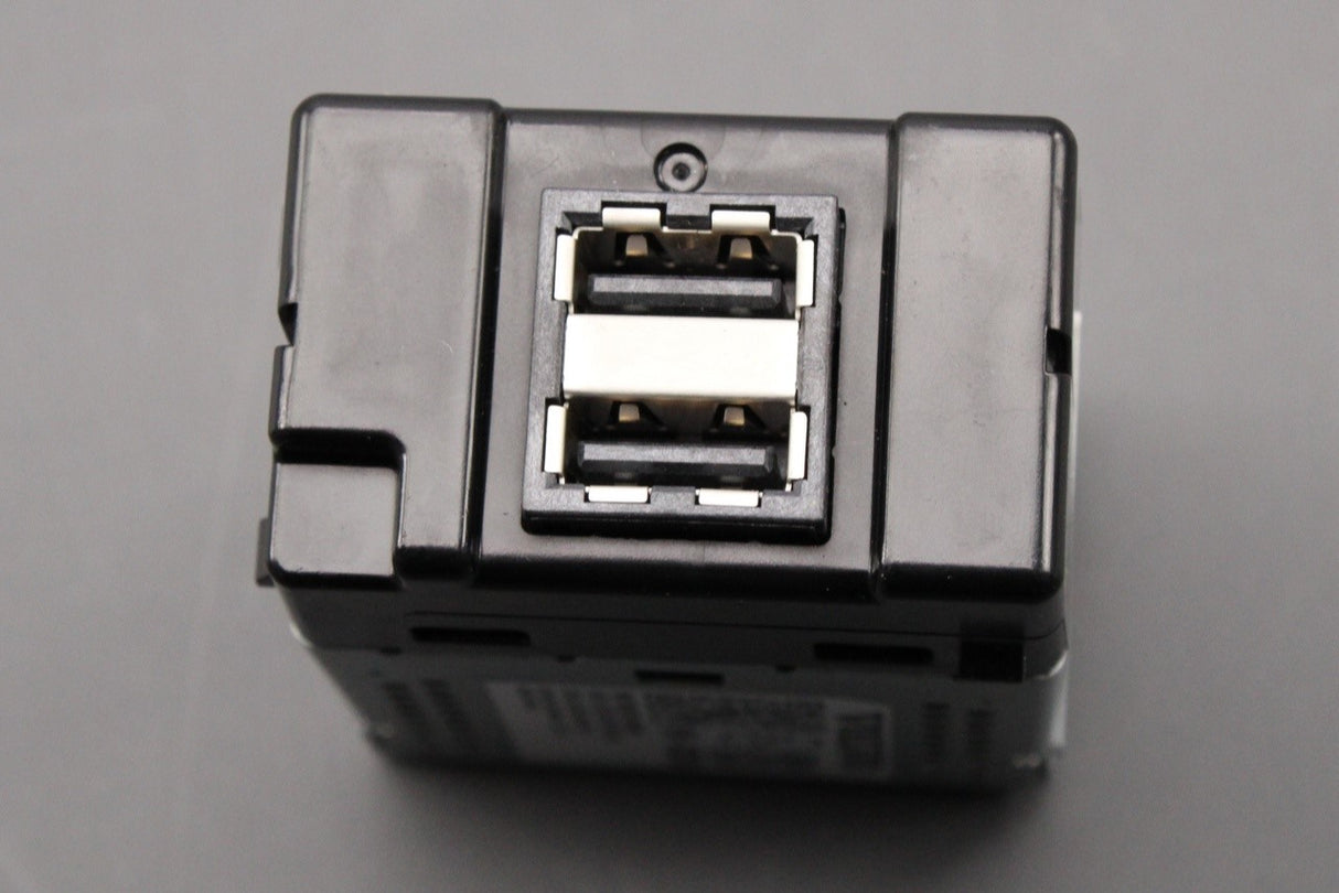Volvo dual USB port socket interface 31407038