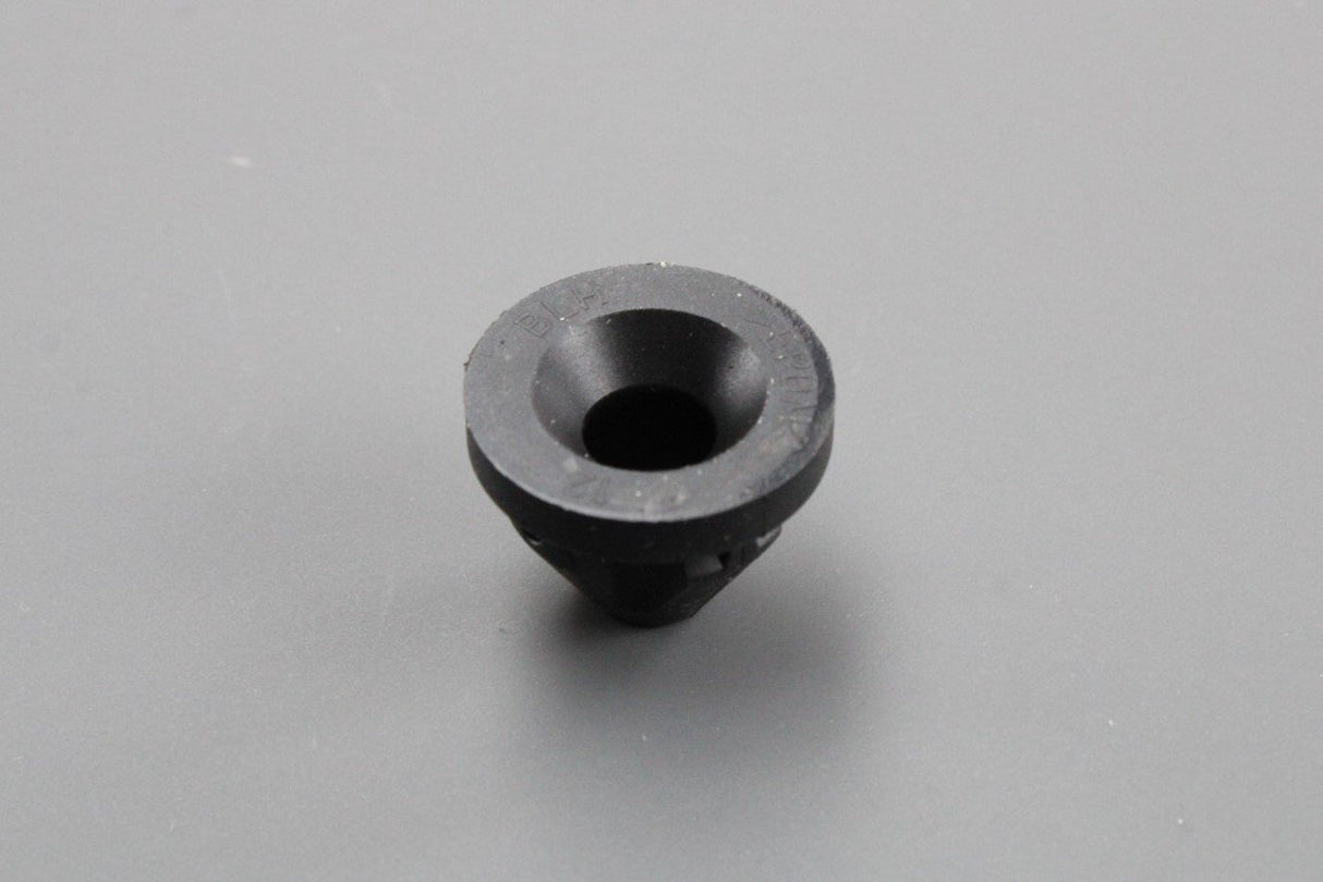 Audi A1 A3 A4 A5 A8 Q3 RS6 RS7 11-on engine cover grommet 07C133588Q
