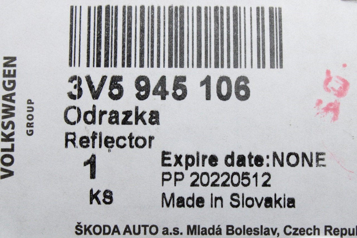 Skoda Superb 2015-on rear bumper reflector (right) 3V5945106