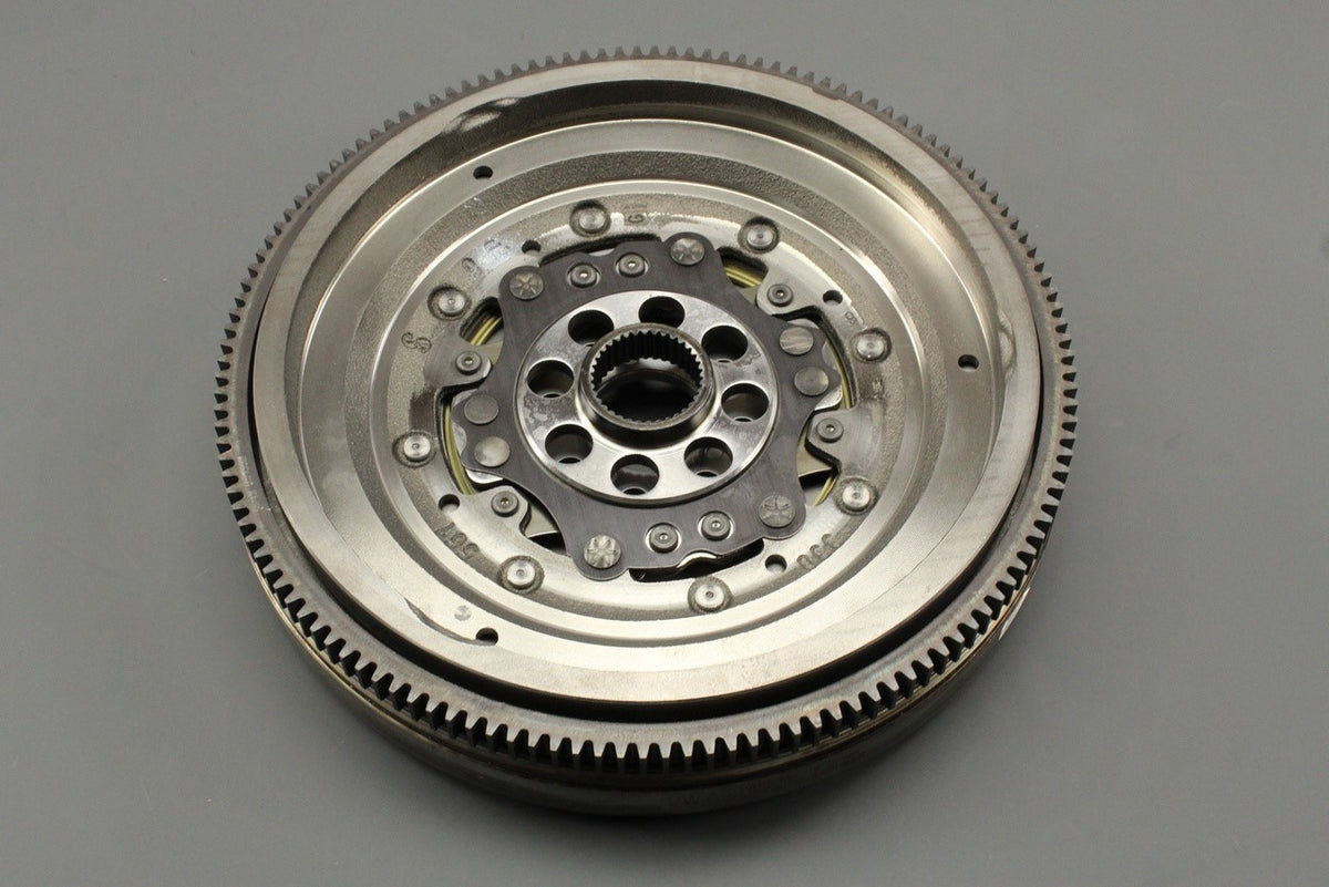 VW Tiguan Audi Q3 Skoda SEAT 16-on flywheel (2.0 TDI automatic) 04L105266H, view 1