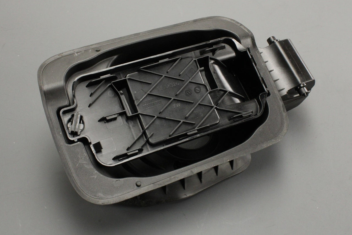 SEAT Ateca Skoda Karoq fuel filler flap housing 575809702D, view 1