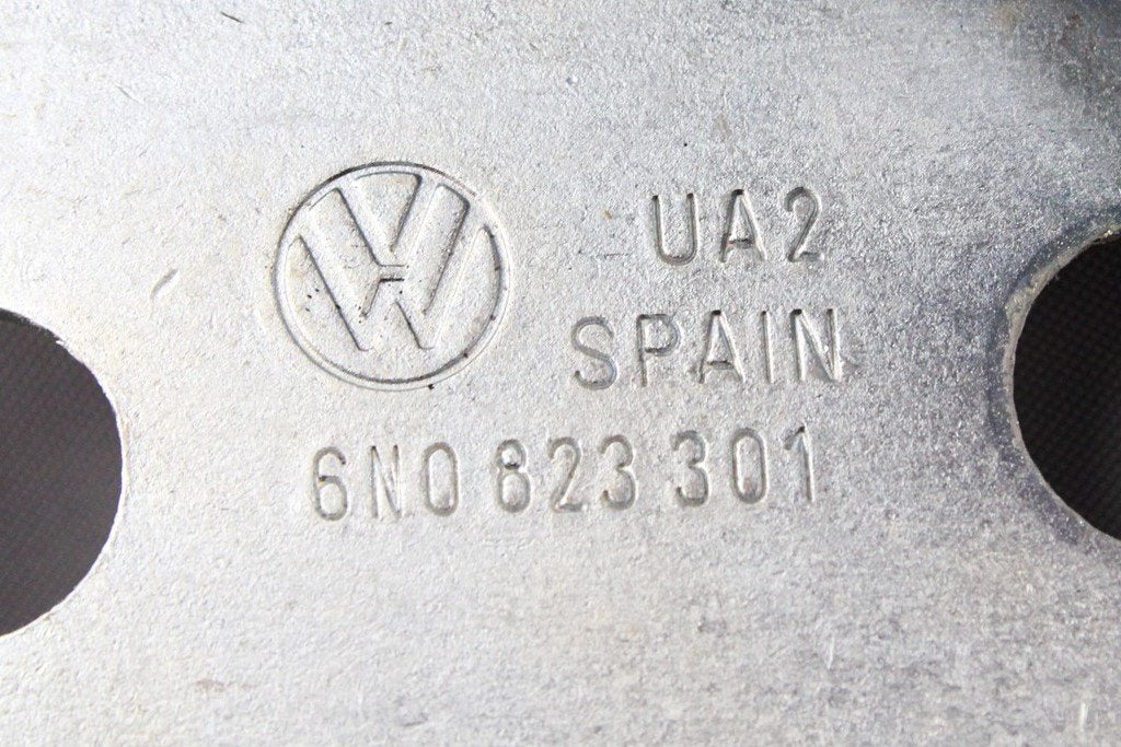VW Polo 6N/2 1995-2000 bonnet hinge (left) 6N0823301