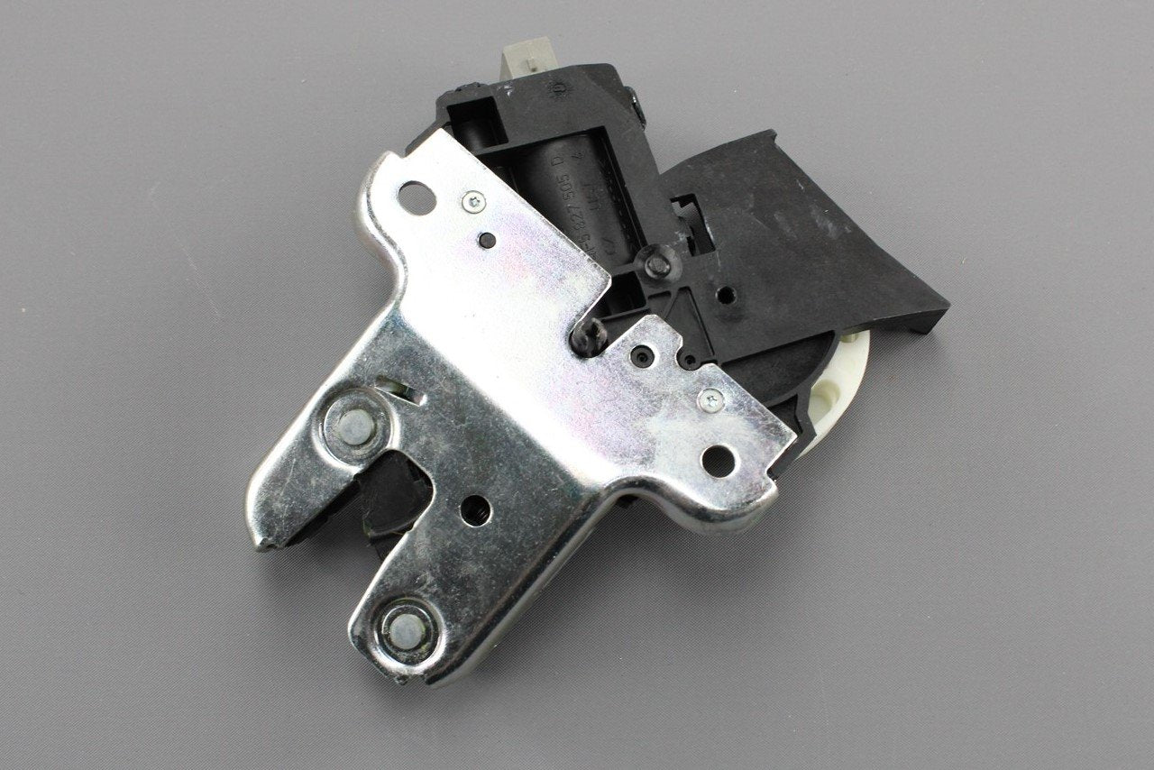 Audi A4 S4 A5 S5 A6 A8 RS4 RS5 RS6 VW Passat boot lid latch
