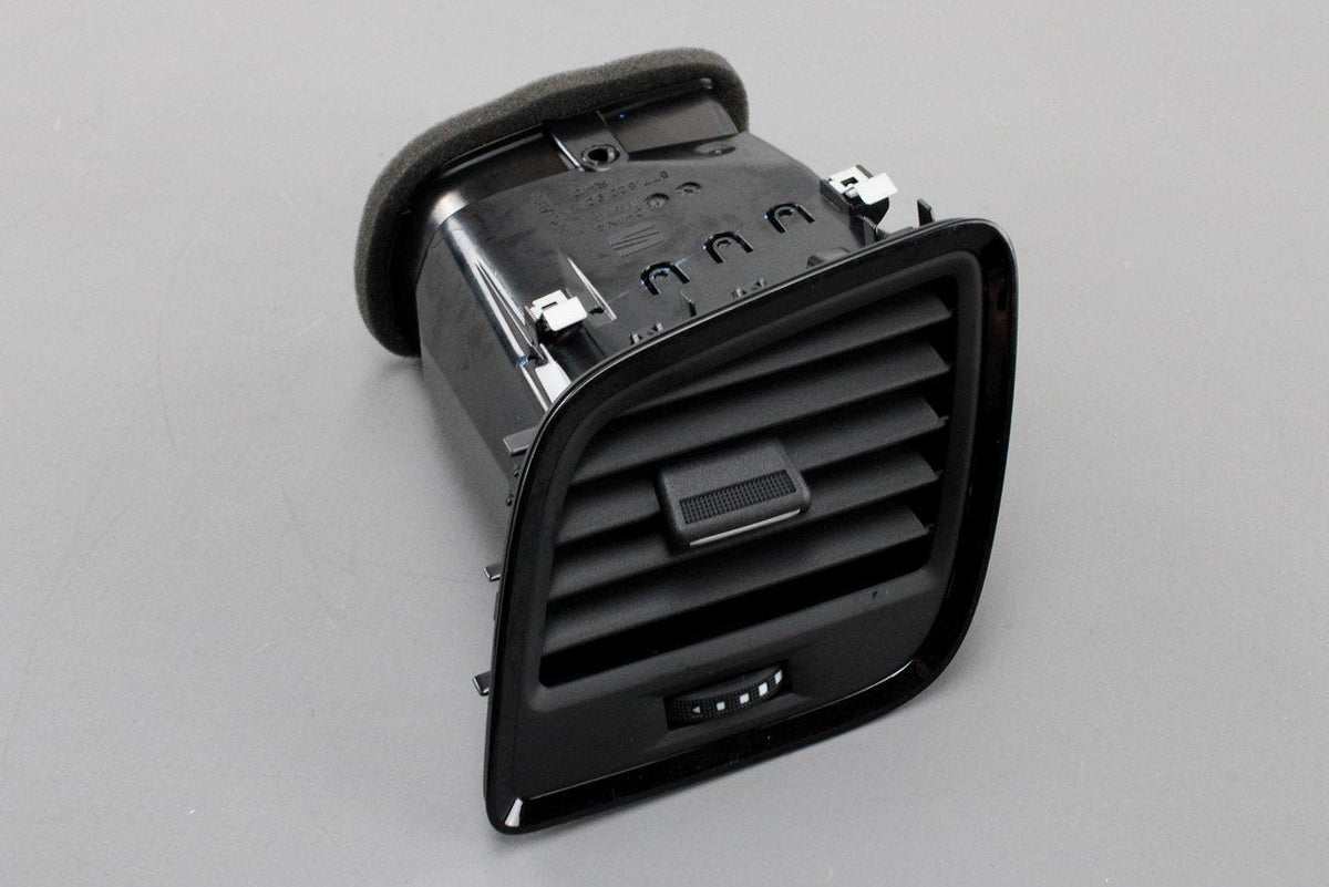 SEAT Ateca 16-on passenger front dashboard air vent (RHD) 577820901A BYY, view 1