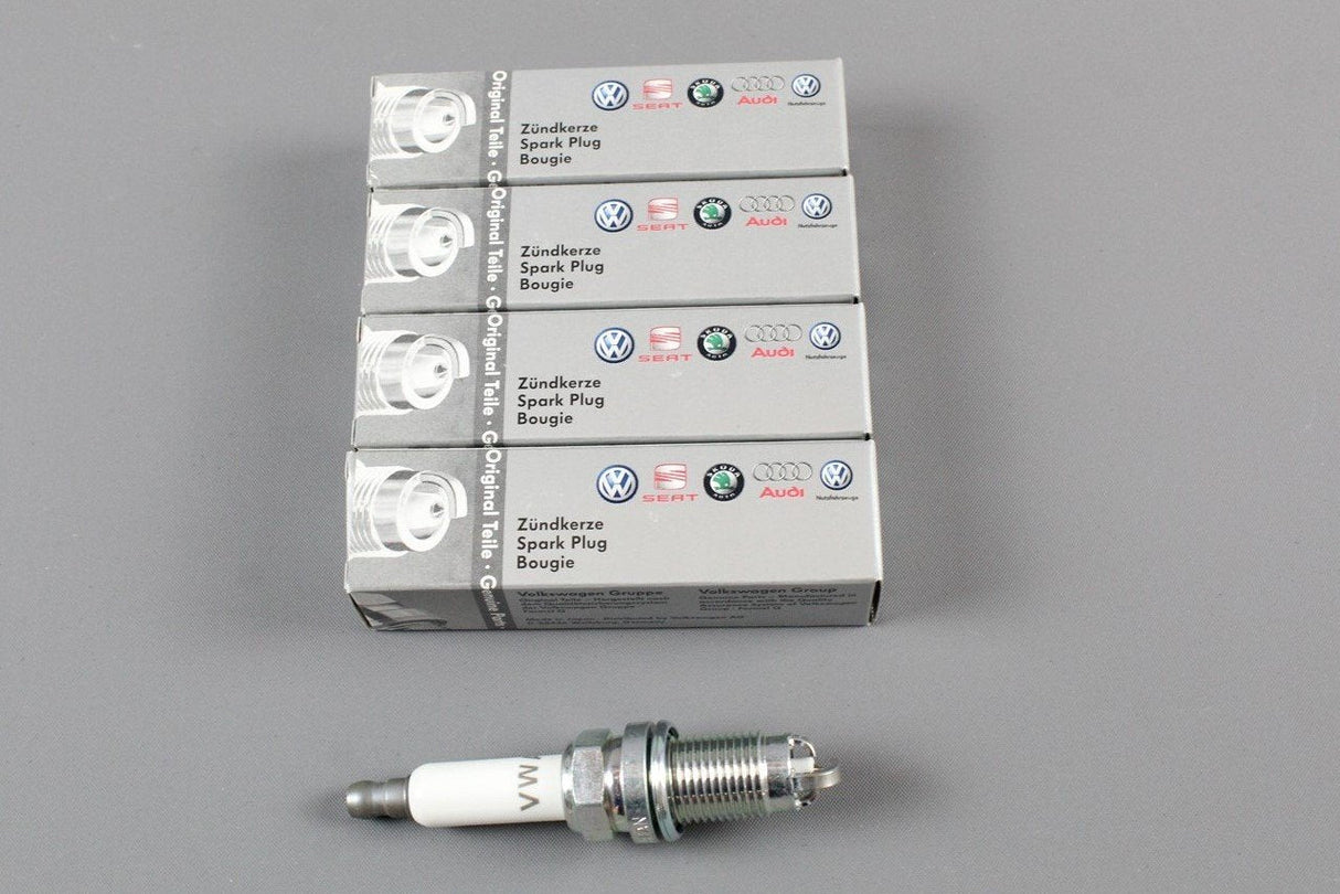 VW Golf MK5 Jetta Touran Eos Audi A3 2.0 FSI spark plugs x4 101905620
