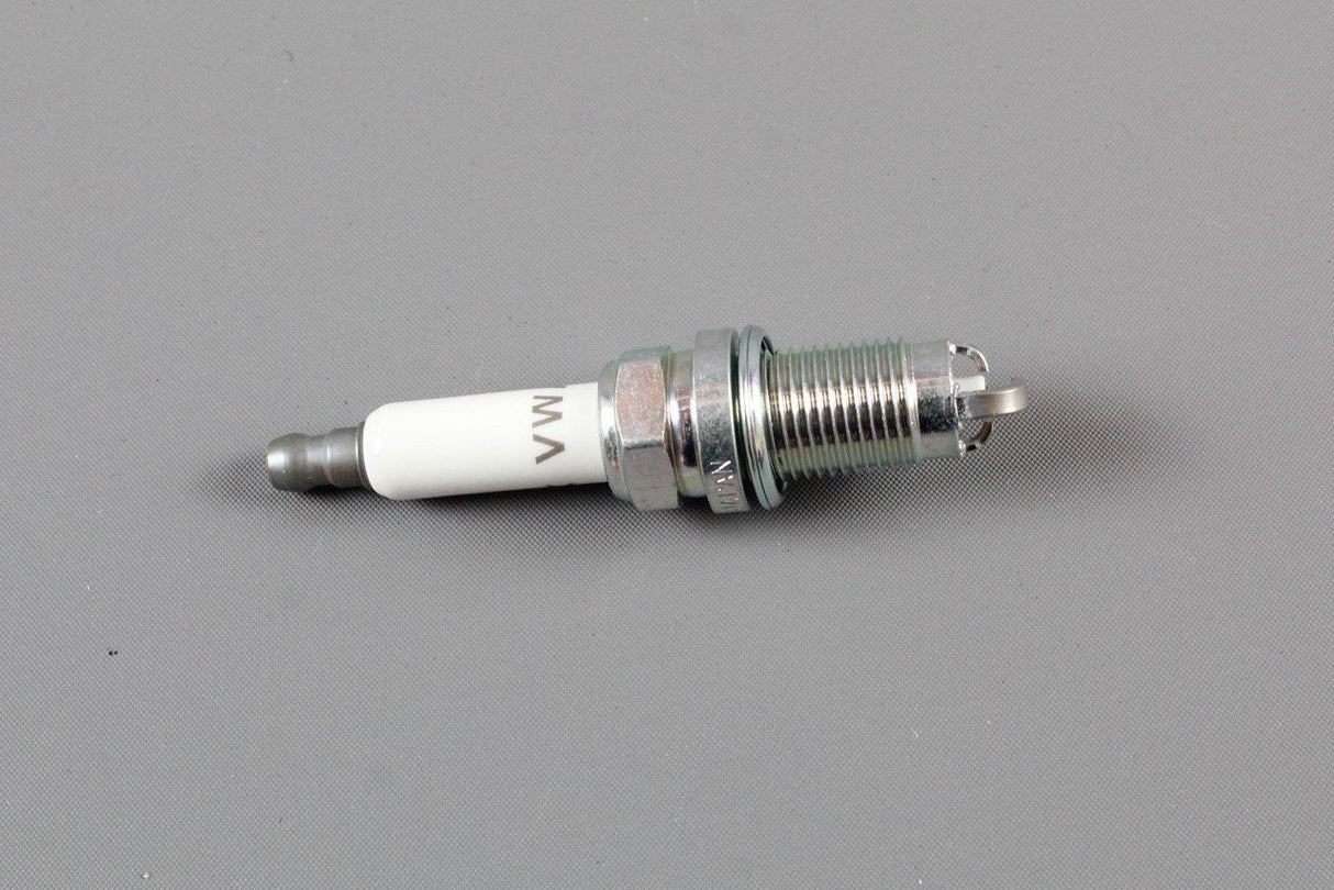 VW Golf MK5 Jetta Touran Eos Audi A3 2.0 FSI spark plugs x4 101905620