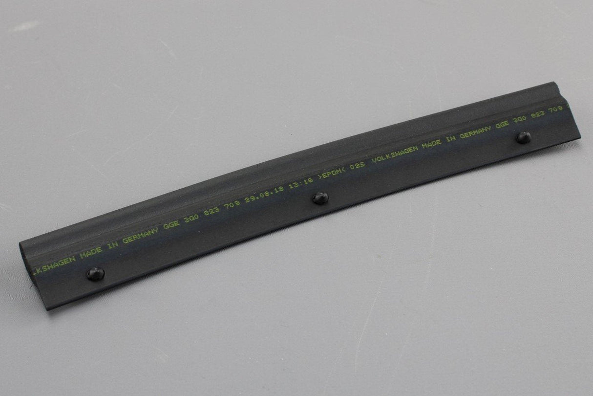 VW Passat B8 2015-on bonnet lid front seal strip (right) 3G0823709